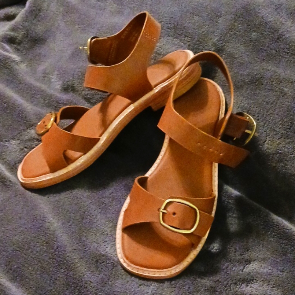 Beautiful sandals from Everlane, cognac leather with brass buckles, Size 7